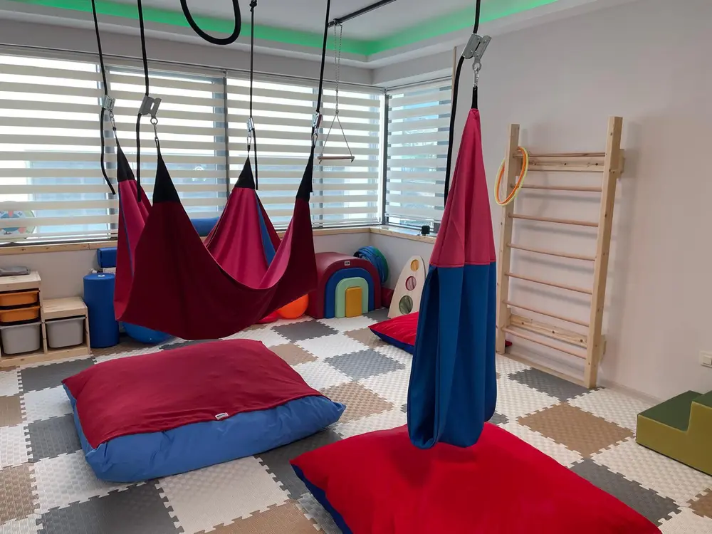 Hamak salıncaklar ve yumuşak minderlerle donatılmış duyu bütünleme alanı